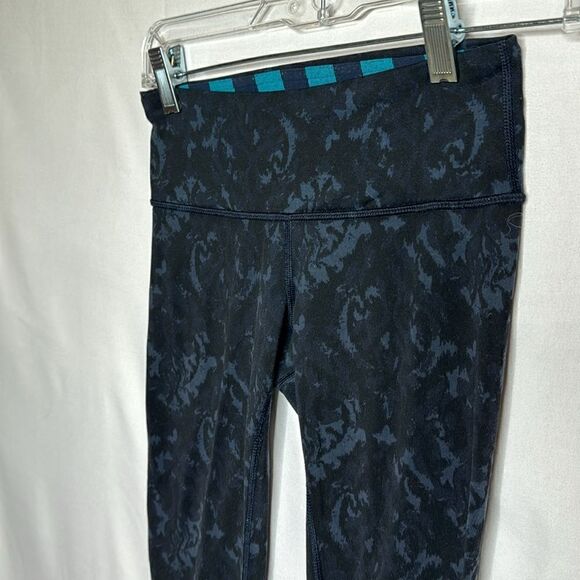 Lululemon Abstract Print/Hidden Stripe Waistband Full Length Leggings. Size 2. - Picture 2 of 9